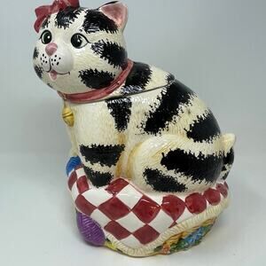 International Art Cat In Picnic Basket With Yarn Vintage Cookie Jar